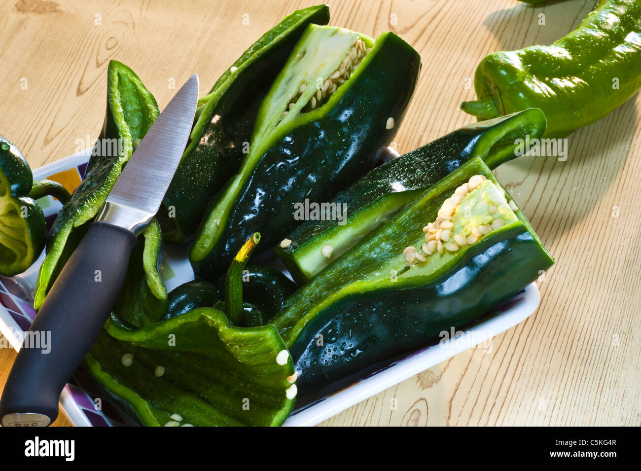 Pasilla Paprika in Scheiben geschnitten und bereit zum Grillen oder zum Hinzufügen zu Ihrem Lieblingsgericht. Stockfoto