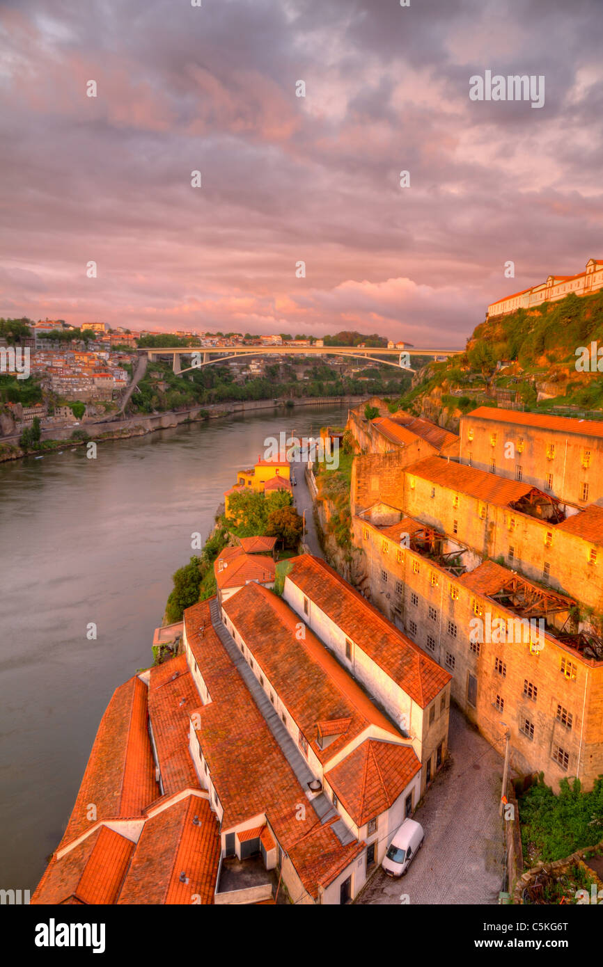 Port Wein Lagerhallen am Fluss bestehenden bei Sonnenuntergang in Vila Nova De Gaia gegenüber Porto, Portugal Stockfoto