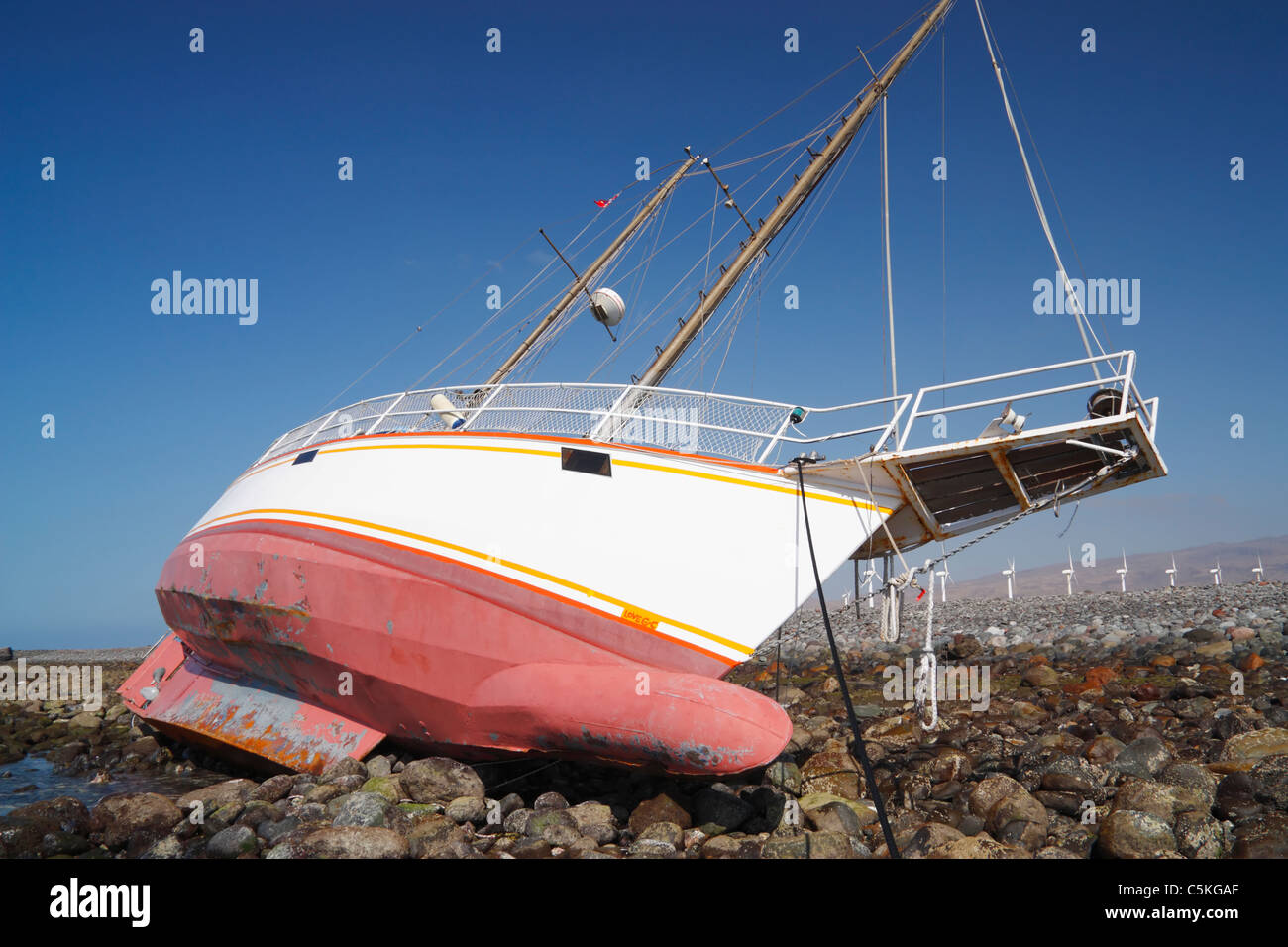 Stahl geschält Yacht aground auf Felsen im Osten von Gran Canaria Stockfoto