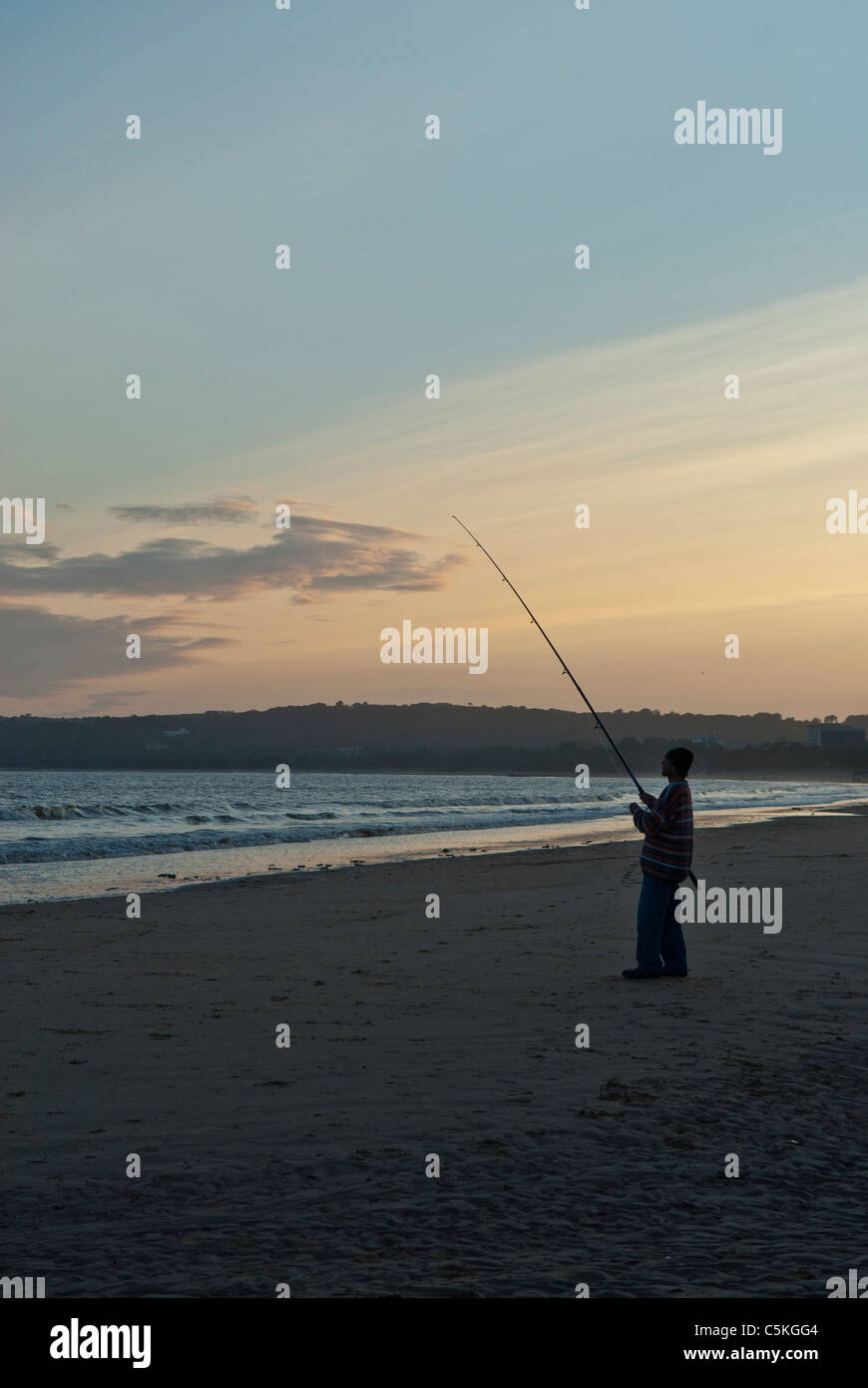 einsamen Fischer am Strand Stockfoto