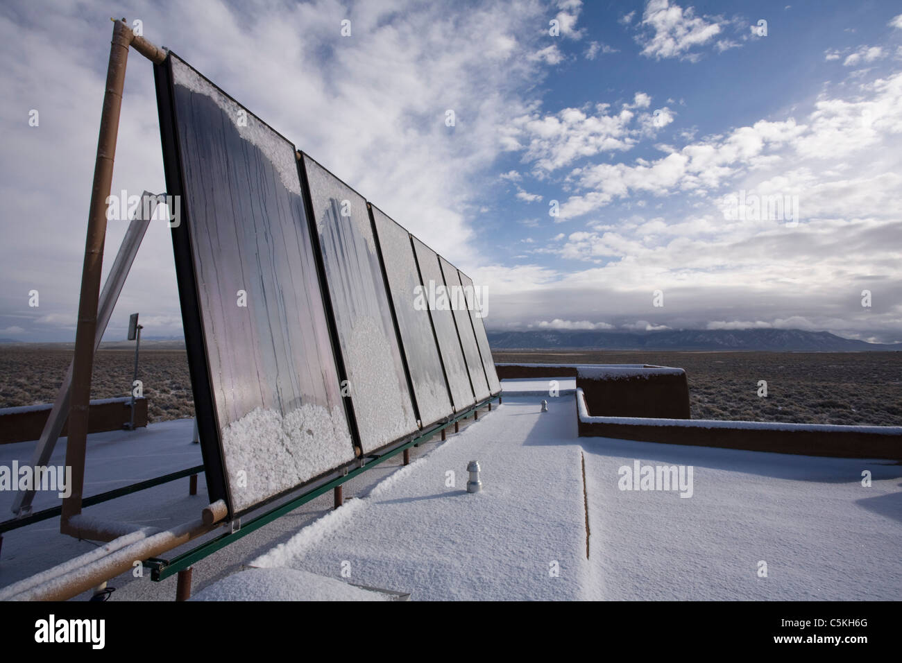 Solar-Panels über Residenz für thermische Heizung installiert. Stockfoto