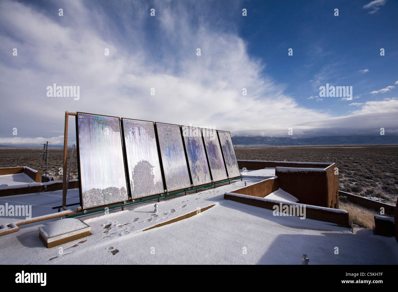 Solar-Panels über Residenz für thermische Heizung installiert. Stockfoto
