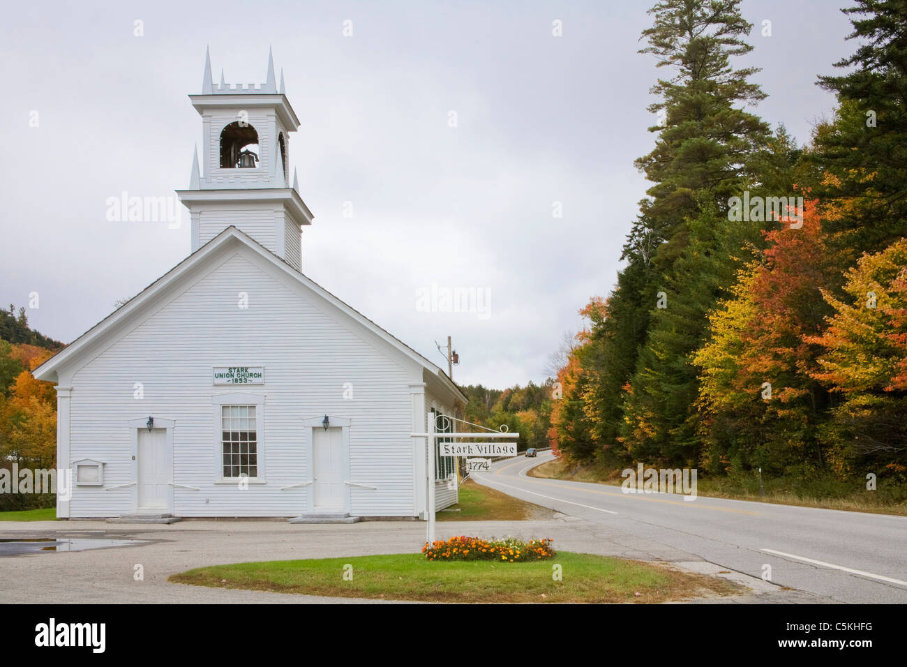 Historische Kirche in Stark Dorf, NH. Stockfoto