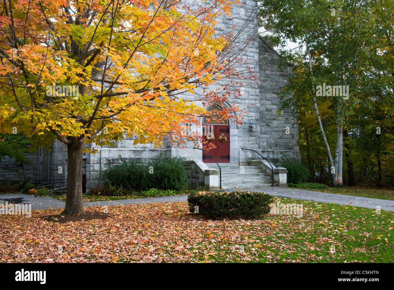 Farben des Herbstes vor der Steinkirche im südlichen Vermont. Stockfoto