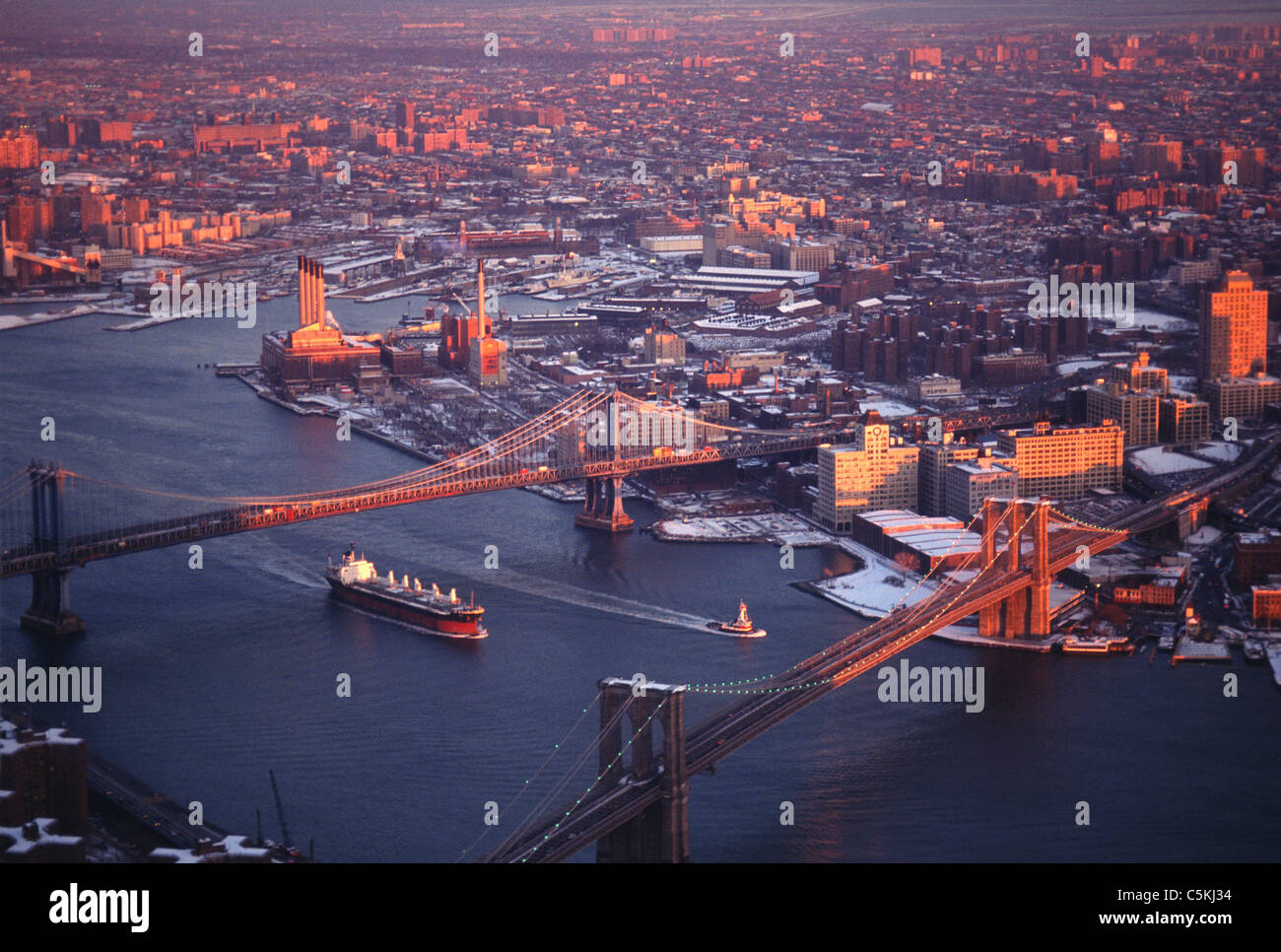 New York, East River Kreuzungen von oben Stockfoto