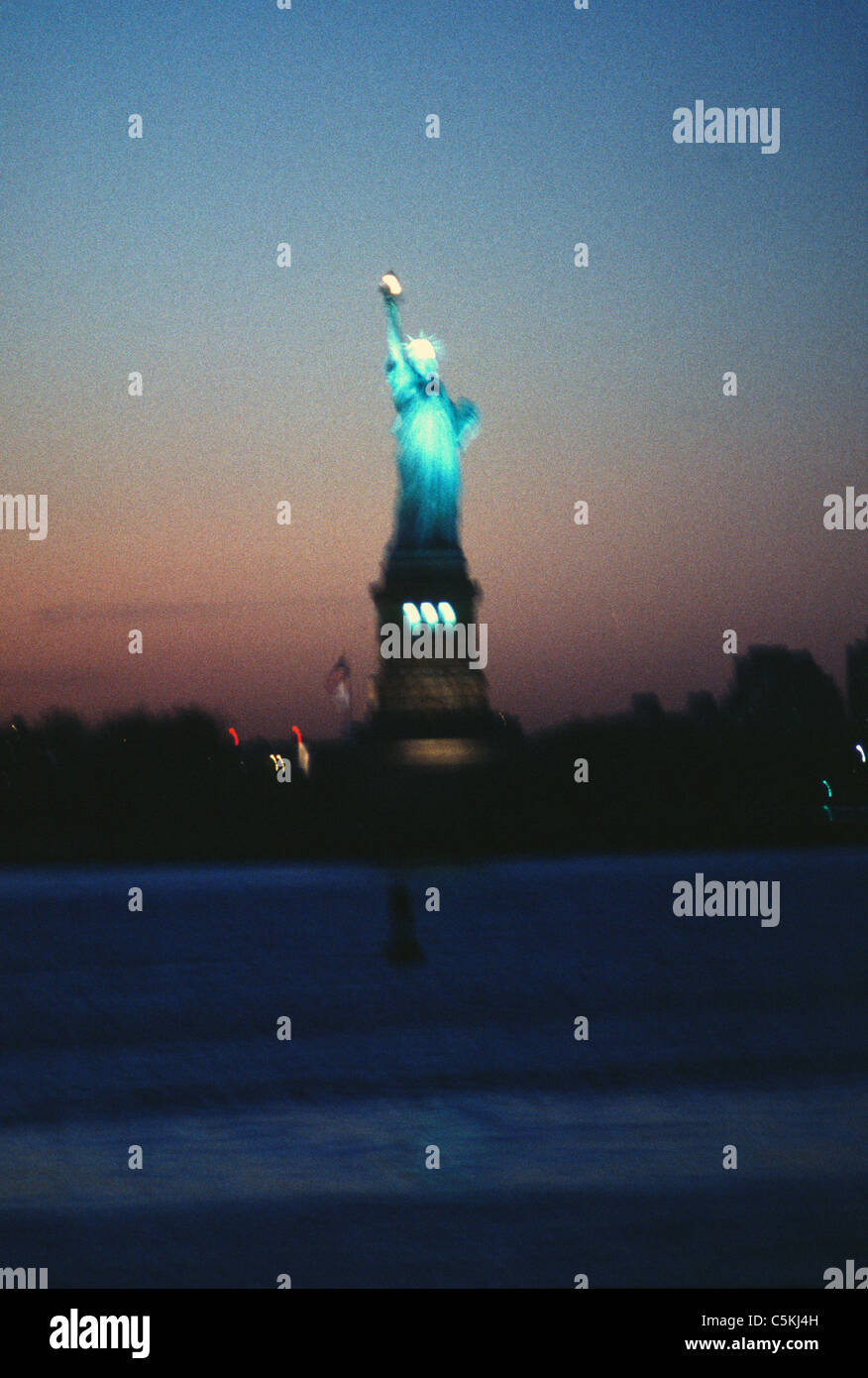 Freiheitsstatue in der Nacht, NYC Stockfoto