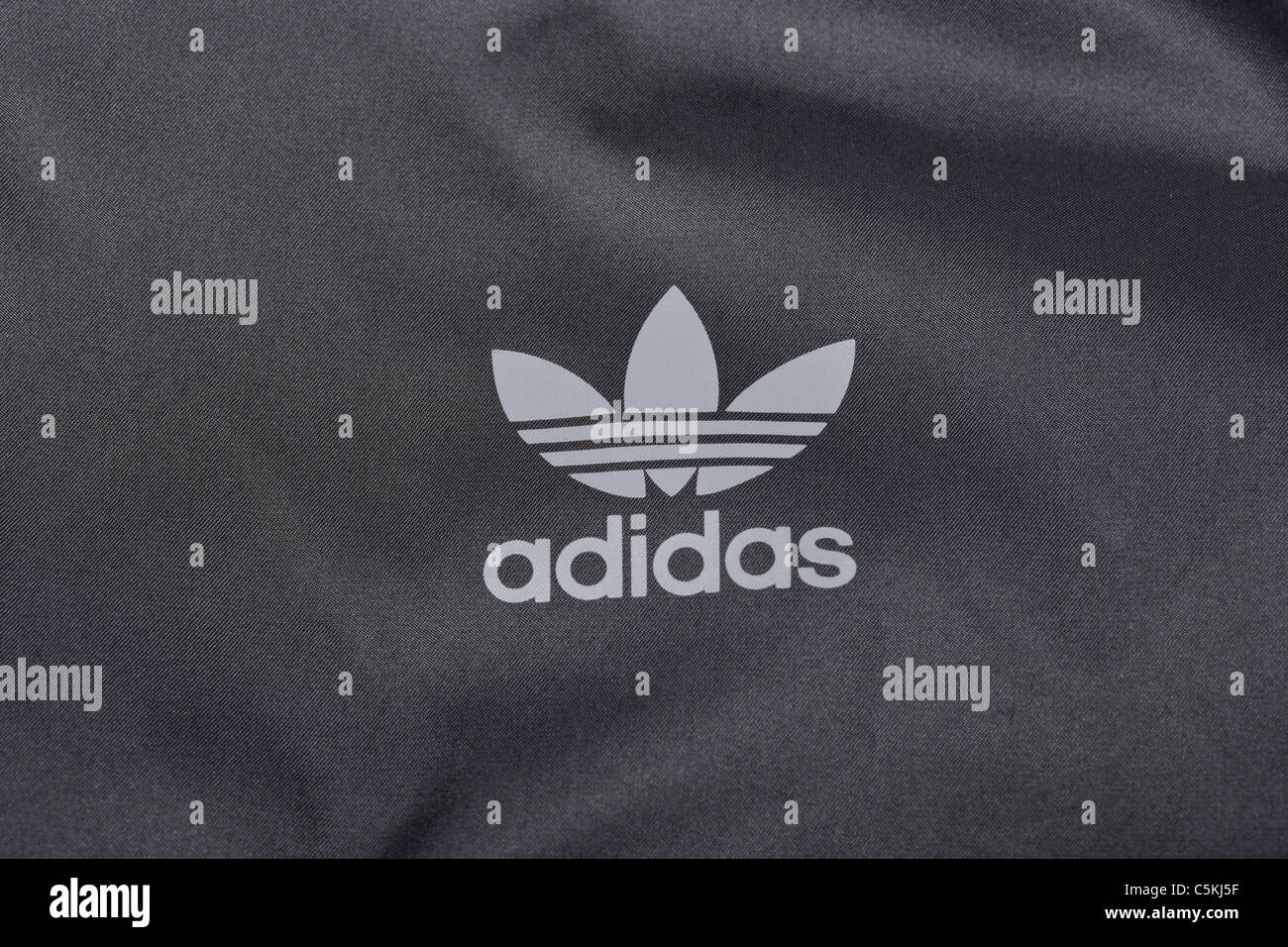 Adidas Paris Bereich Sportbekleidung Herren Windbreaker Jacke durchgehender Reißverschluss mit Kapuze aus Nylon. Mit Dreiblatt-Logo. Stockfoto