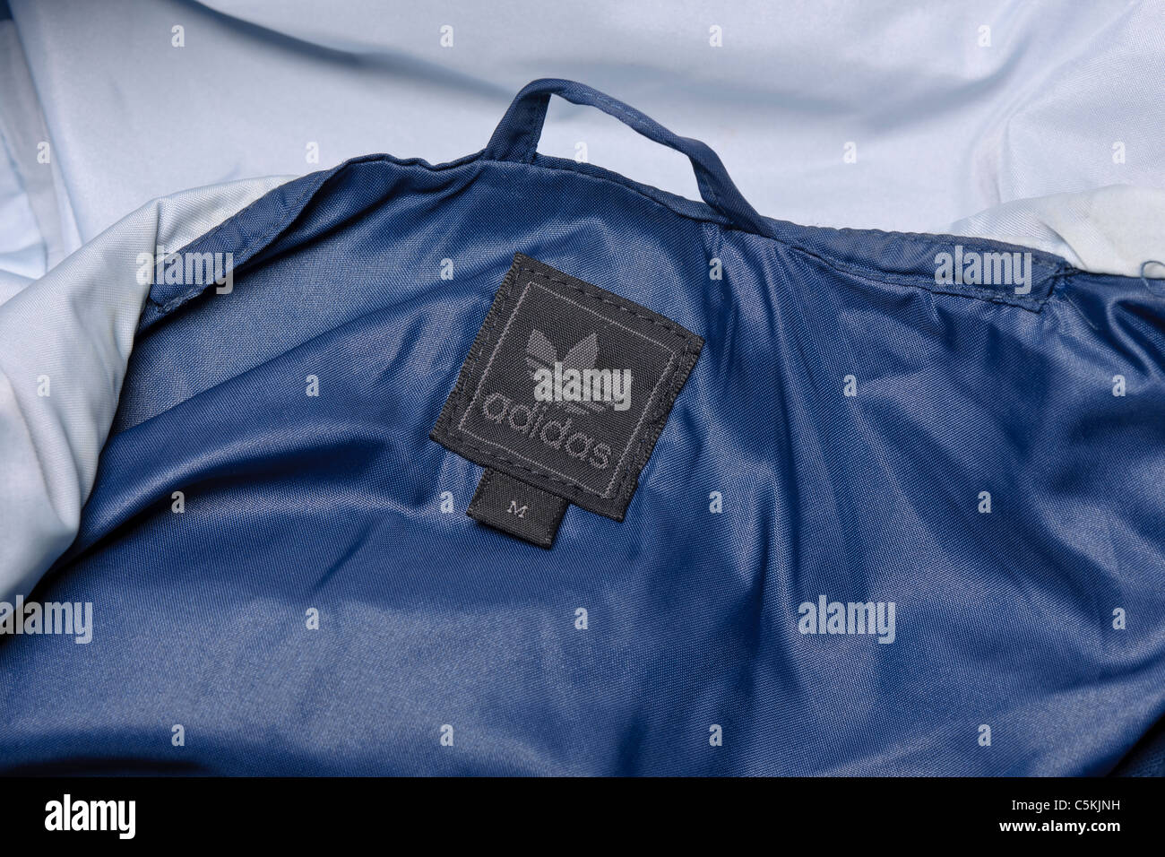 Adidas Marseille reichen Sportbekleidung Windjacke Herren Regenjacke in zweifarbig blau Nylon, mit Kapuze und durchgehendem Reißverschluss. Label-detail Stockfoto