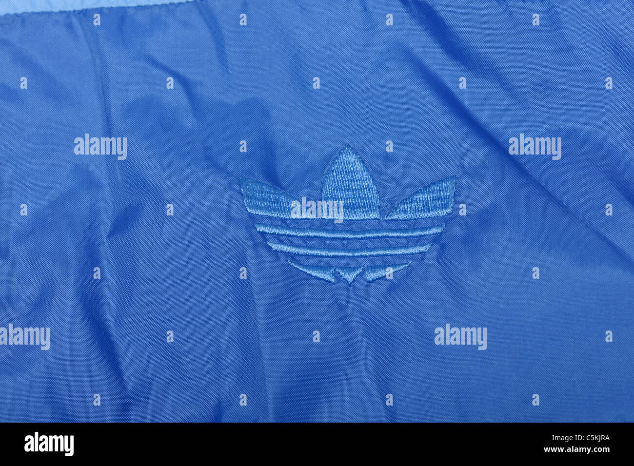 Adidas Marseille reichen Sportbekleidung Windjacke Herren Regenjacke in zweifarbig blau Nylon, mit Kapuze und durchgehendem Reißverschluss. Kleeblatt-Logo Detail. Stockfoto