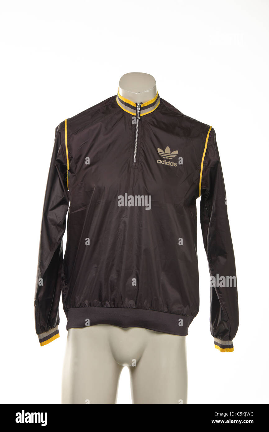 Adidas Sportswear Herren Overhead Windjacke Regenjacke in braunen Nylon 1/4 Zip, Hals über Kopf Jacke. Stockfoto