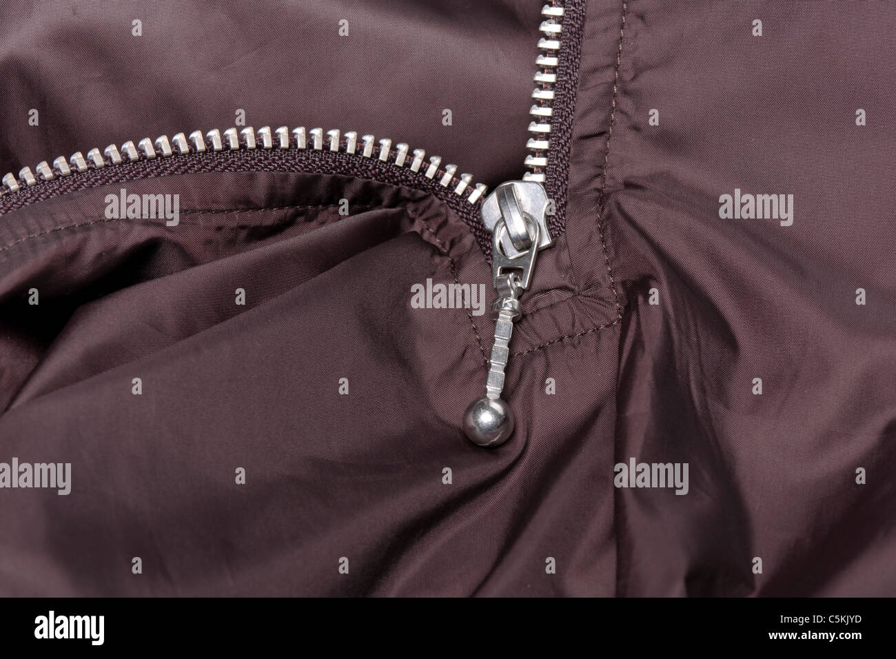 Adidas Sportswear Herren Overhead Windjacke Regenjacke in braunen Nylon 1/4 Zip, Hals über Kopf Jacke. Reißverschluss detail Stockfoto