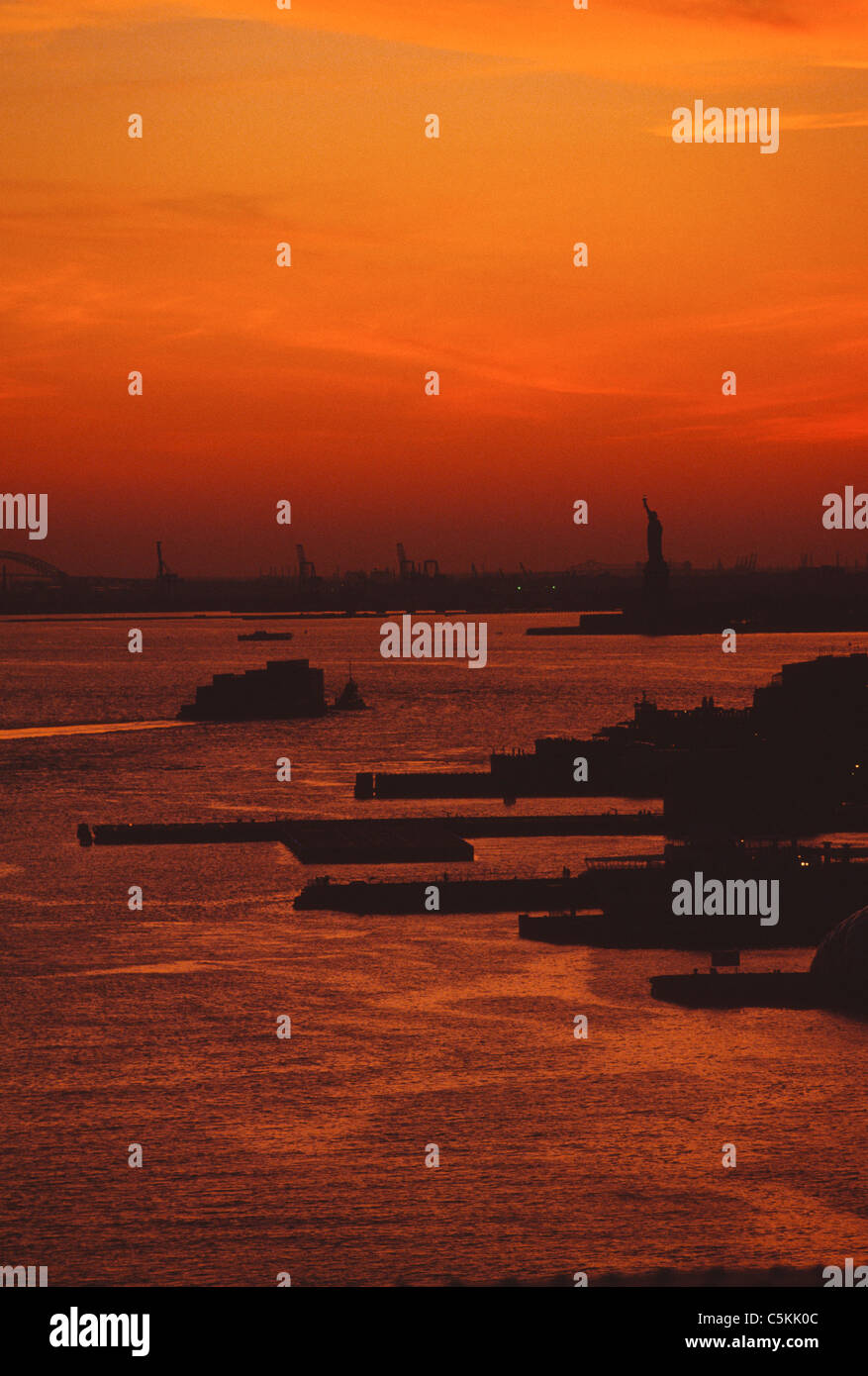 Sonnenuntergang auf NY Harbor Stockfoto