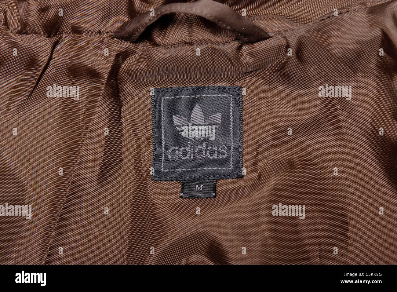 Adidas windbreaker Regenjacke Herren sportswear Jacke in Braun Nylon. Hooded Jacket. Label detail. Stockfoto