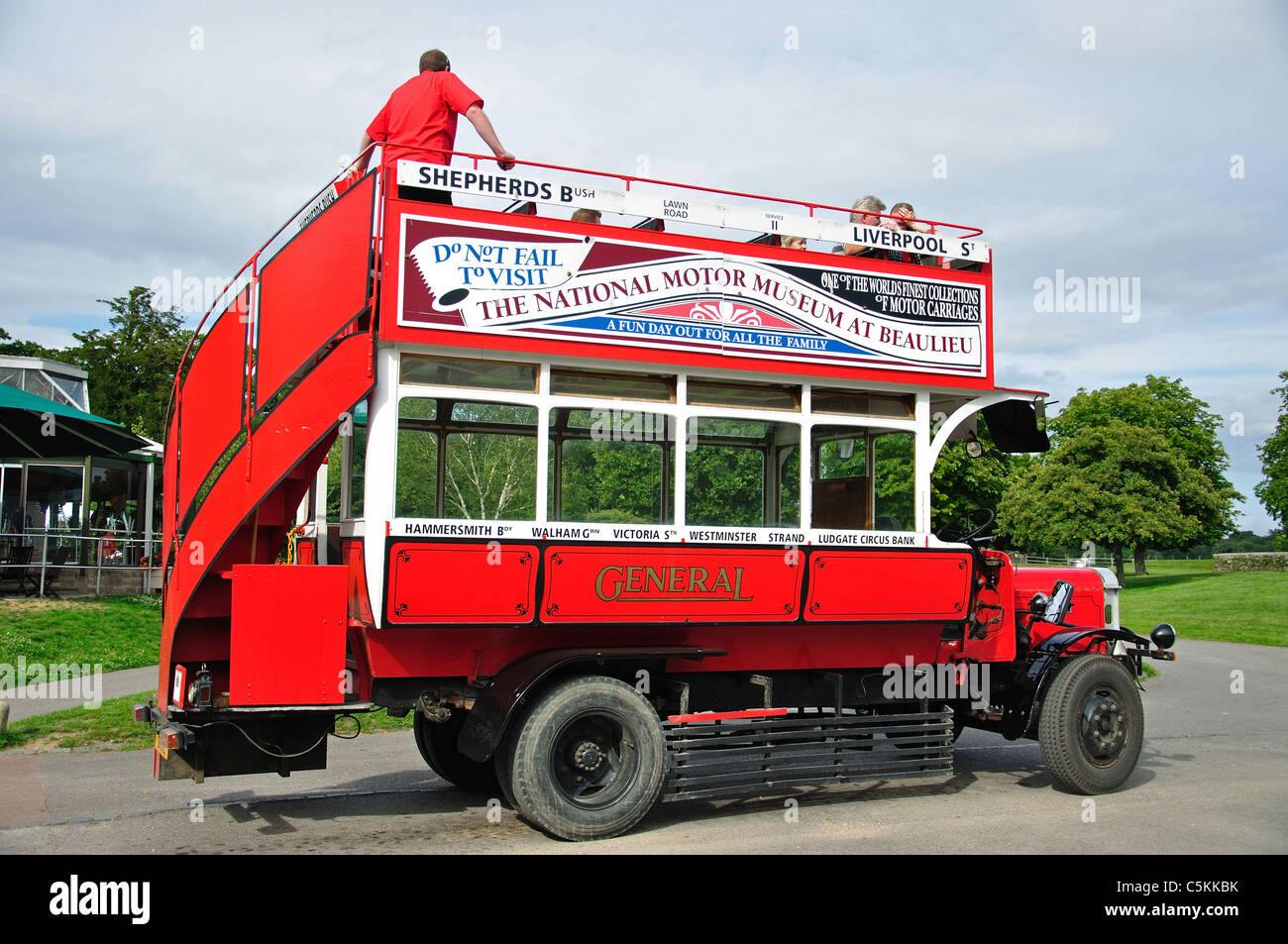 Oldtimer, Cabrio-London mit dem Bus, Beaulieu, New Forest District, Hampshire, England, Vereinigtes Königreich Stockfoto