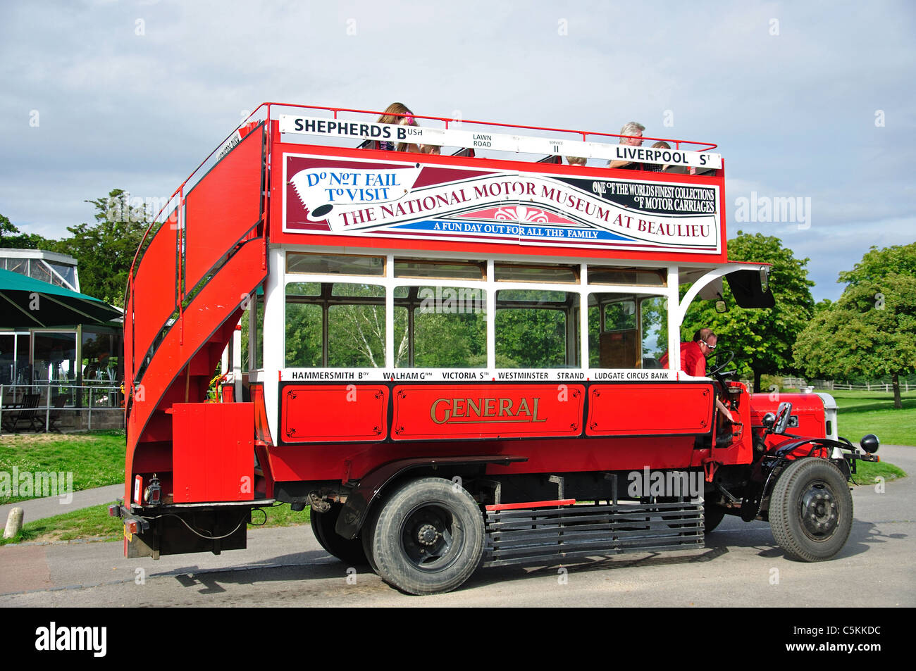 Oldtimer, Cabrio-London mit dem Bus, Beaulieu, New Forest District, Hampshire, England, Vereinigtes Königreich Stockfoto