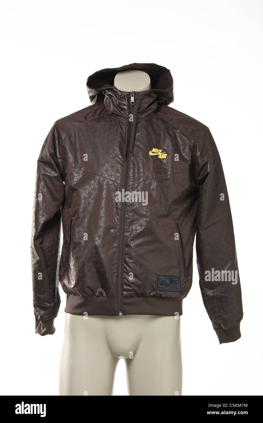 Mens Nike Air Windrunner Sportswear nylon Regenjacke Jacke in braun mit  gelben Logo und alle über Drucken detail Stockfotografie - Alamy