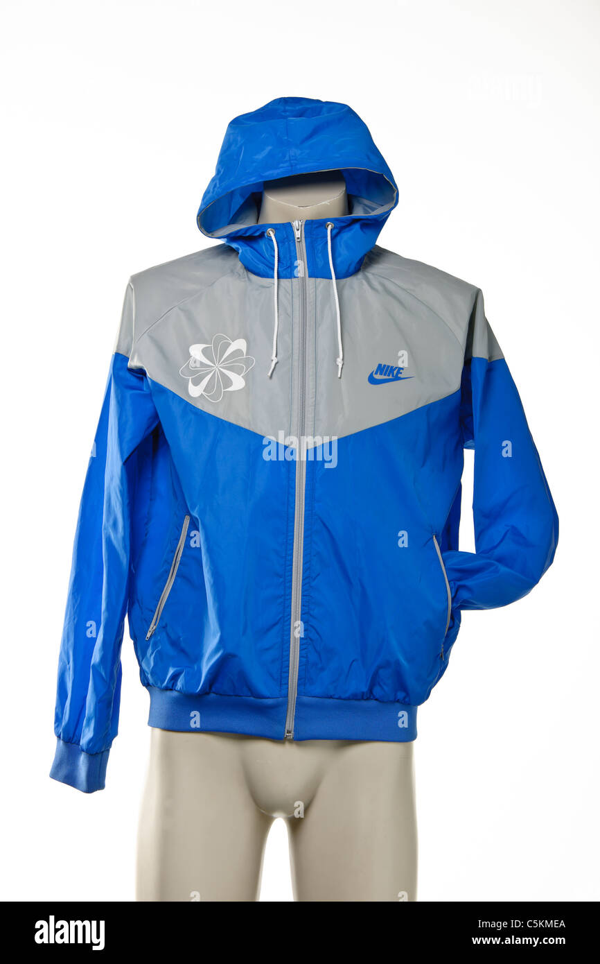 Herren Nike Windrunner Jacke in blau/grau mit Windrad-Logo und Nike Swoosh-Logo. Stockfoto
