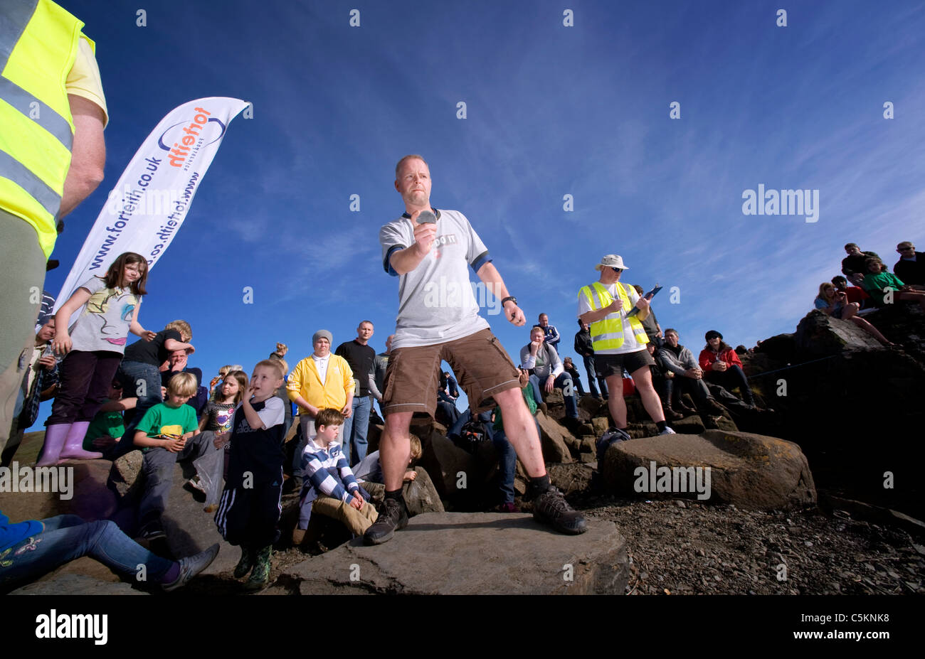 Der 2010 World Stein skimming-Meisterschaften, Easdale Island, Schottland. Player bereitet sich auf seinen Stein zu werfen. Stockfoto