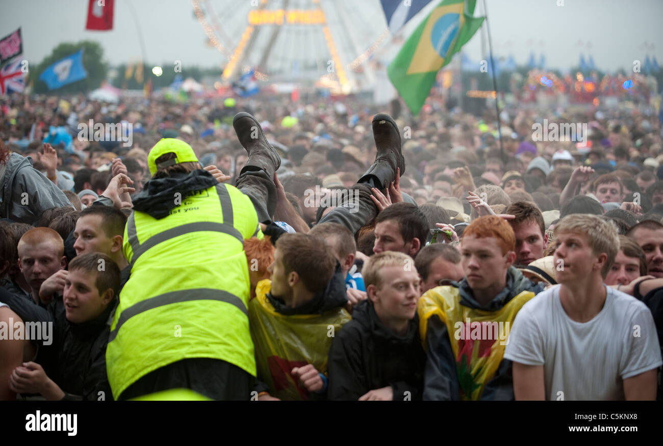 Musik Festival Sicherheit helfen ein Fan von der Masse, der Crowdsurfing gewesen Stockfoto