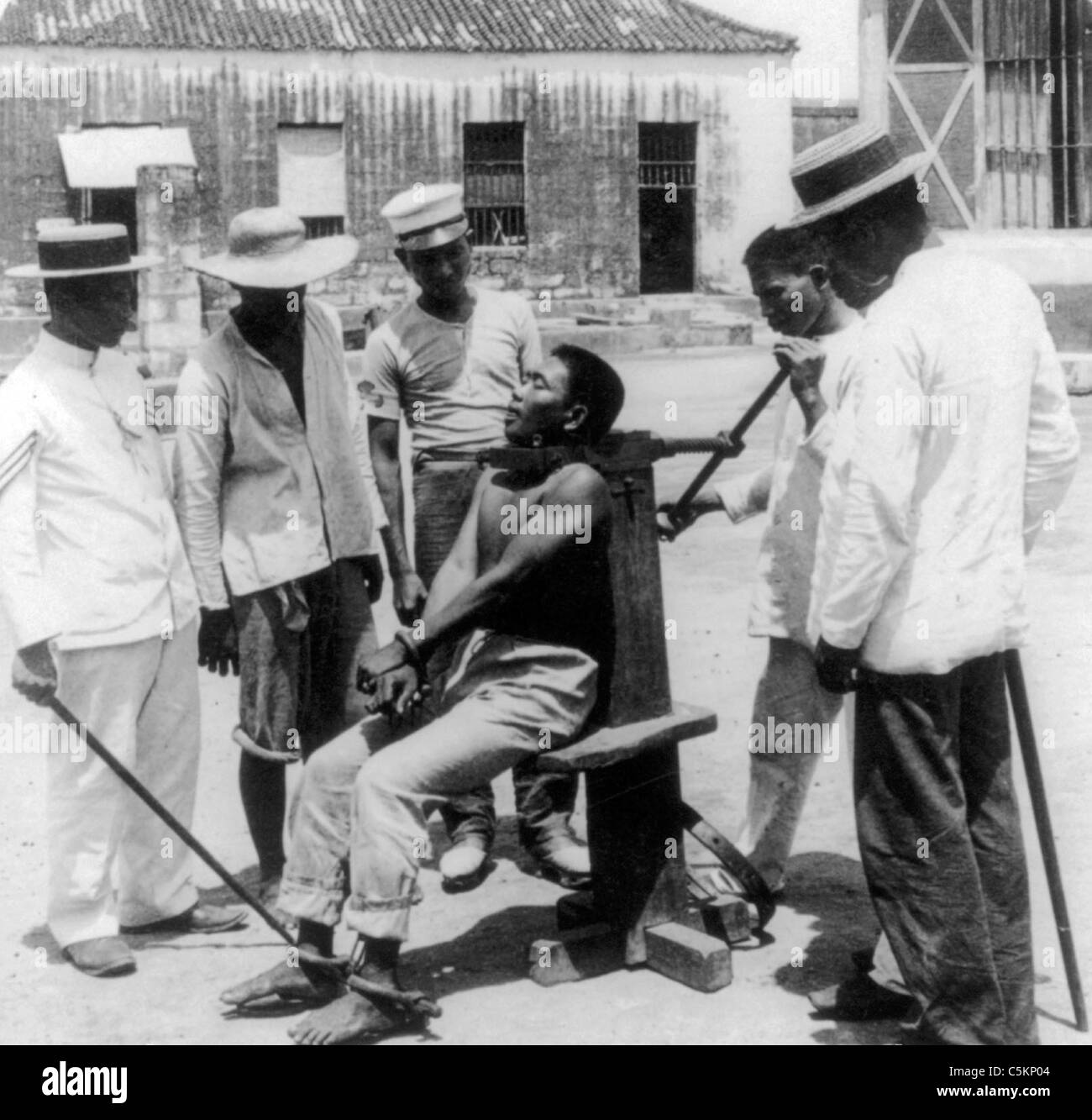 Zahlung der Todesstrafe für Verbrechen - Antiketzergesetz einen Verbrecher im Bilibid-Gefängnis, Manila, Philippinen, um 1900 Stockfoto