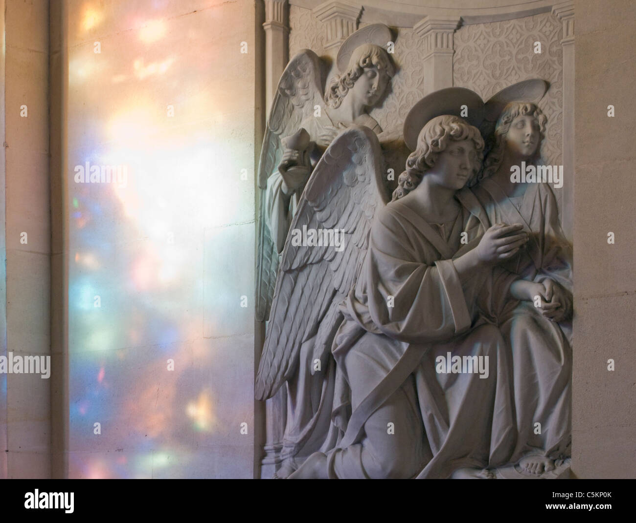 Flachem Reliefskulptur 3 Engel im Norden Kirchenschiff ambulante mit gefleckten farbiges Licht, Cathedral of the Blessed Sacrament, Stockfoto