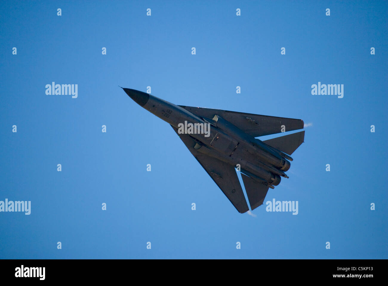 General Dynamics f-111 Düsenjäger Flugzeuge der Royal Australian Air Force von unten mit Geschwindigkeit mit Flügeln fliegen zurück gekehrt und Stockfoto