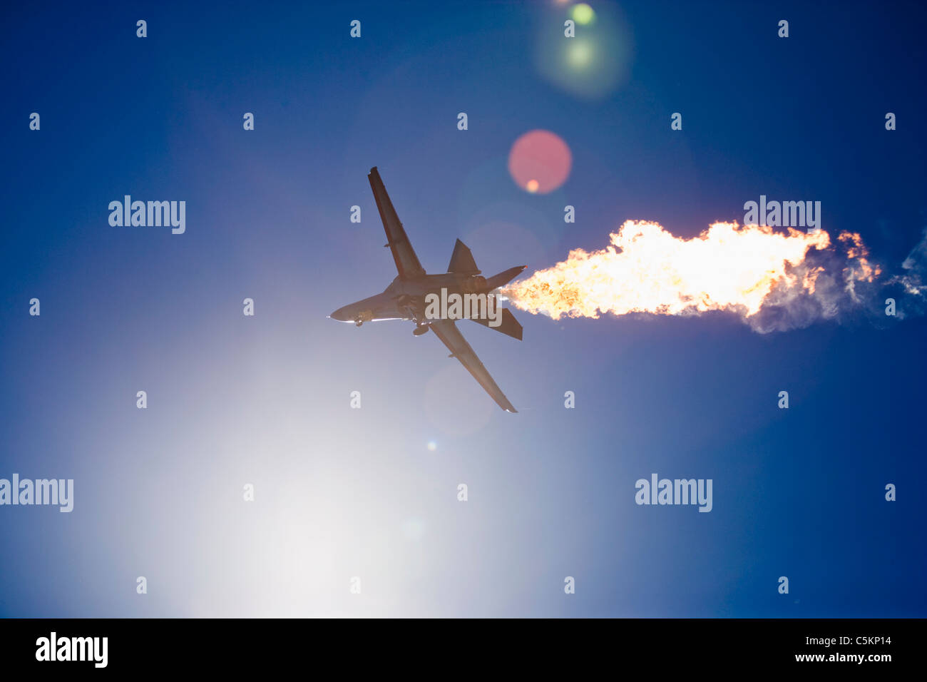 General Dynamics f-111 Düsenjäger Flugzeuge der Royal Australian Air Force gesehen von unten gegen die Sonne mit Flammen kommenden Stockfoto
