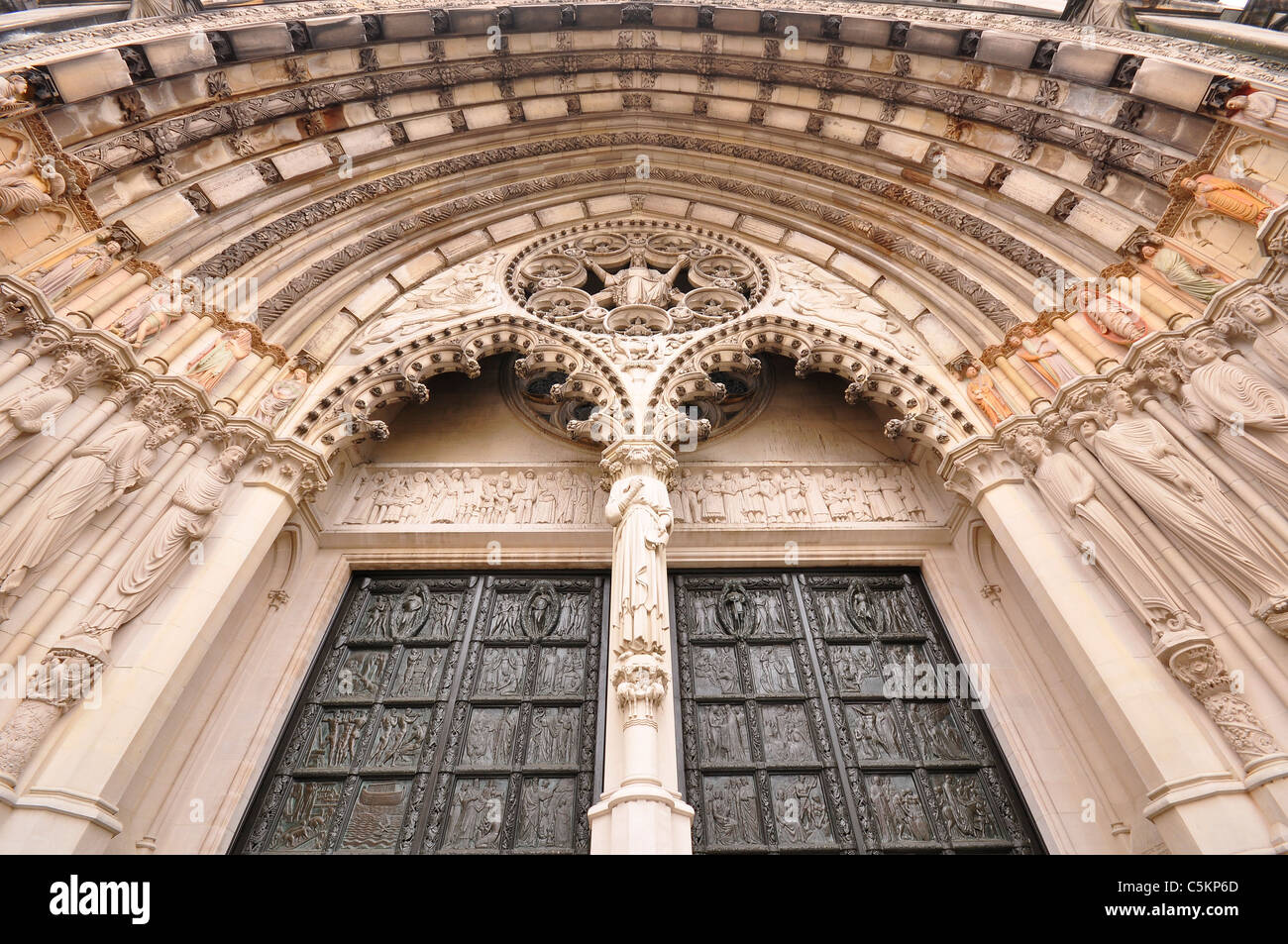 Eingang, Skulpturen, Friese und Statuen der Cathedral of Saint John the Divine, Manhattan New York. Stockfoto