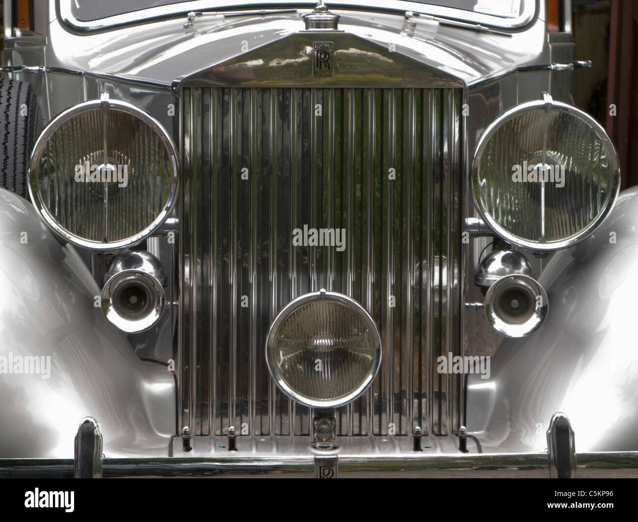 Cose-Up der Windschutzscheibe ein Rolls Royce Phantom, 1936-Modell, mit Kühler und Scheinwerfer Stockfoto