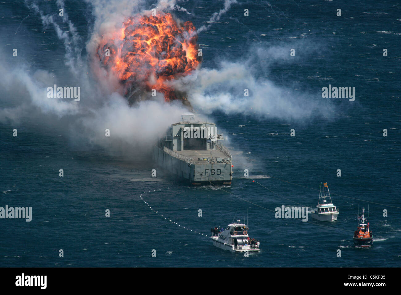 Alten Fregatte, HMNZS Wellington, wird gesprengt, um es zu einem Wrack Tauchen vor der Küste von Wellington, New Zealand zu versenken Stockfoto