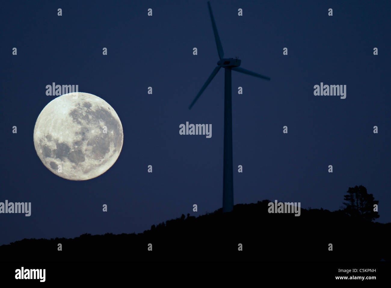 Windkraftanlage in der Nacht mit Vollmond Einstellung dahinter, Wellington, Neuseeland Stockfoto