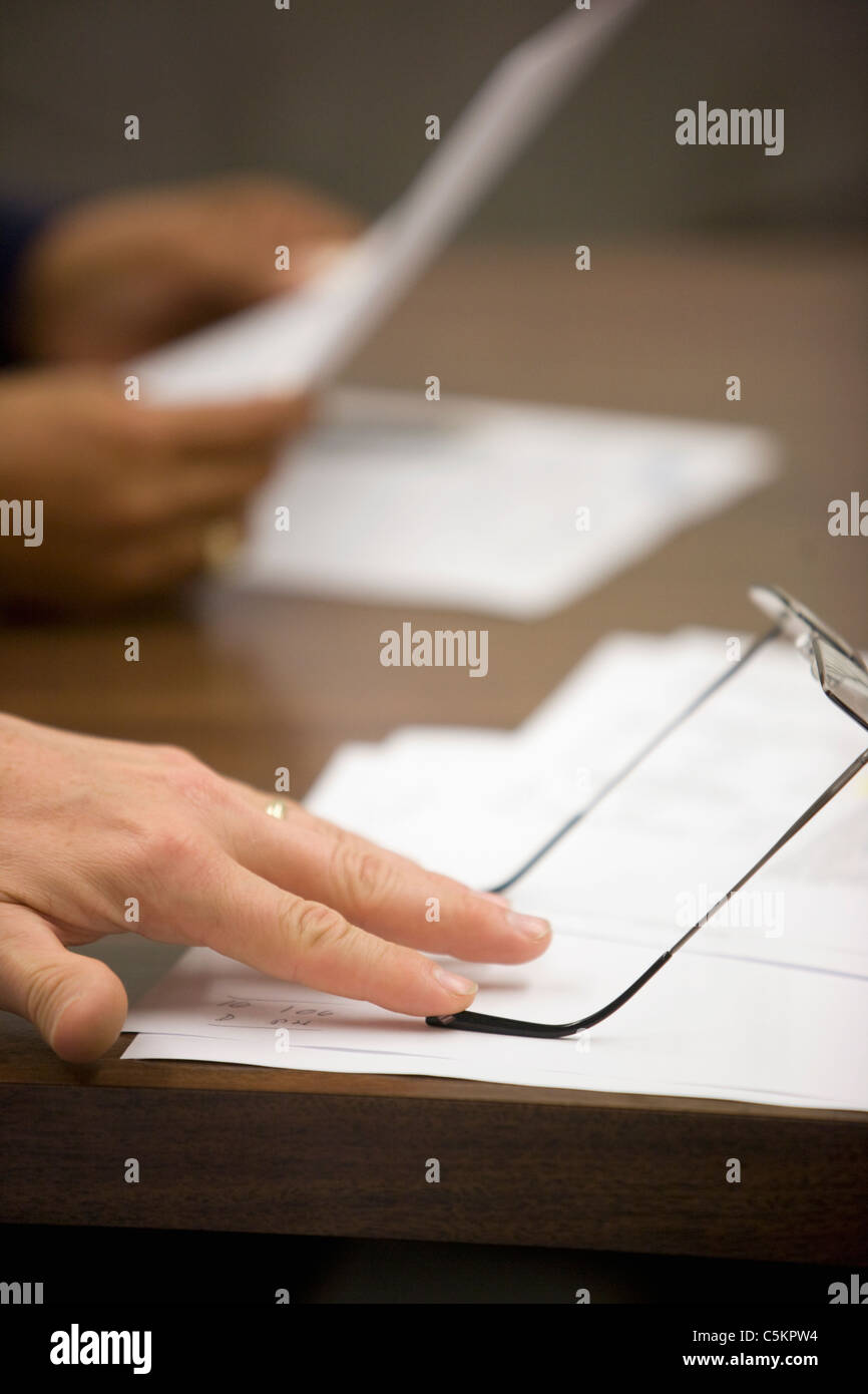 Business-Meeting am Tisch.  Brillen. Stockfoto