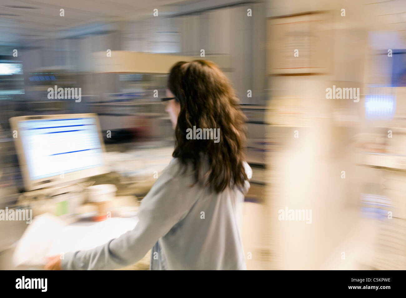 Arzt auf Runden in der Pädiatrie.  Pädiatrische Intensivmedizin Arzt Runde macht. Stockfoto