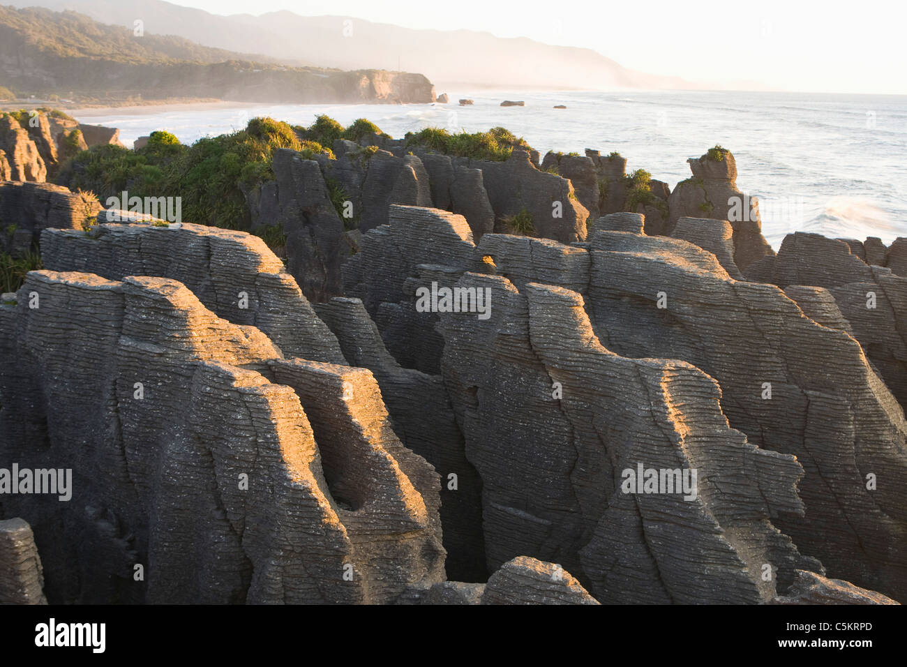 Die spektakulären geschichtetem Kalkstein Spalten und Lunker die Pancake Rocks Zeitpunkt Dolomit.  West Coast, Südinsel, Stockfoto
