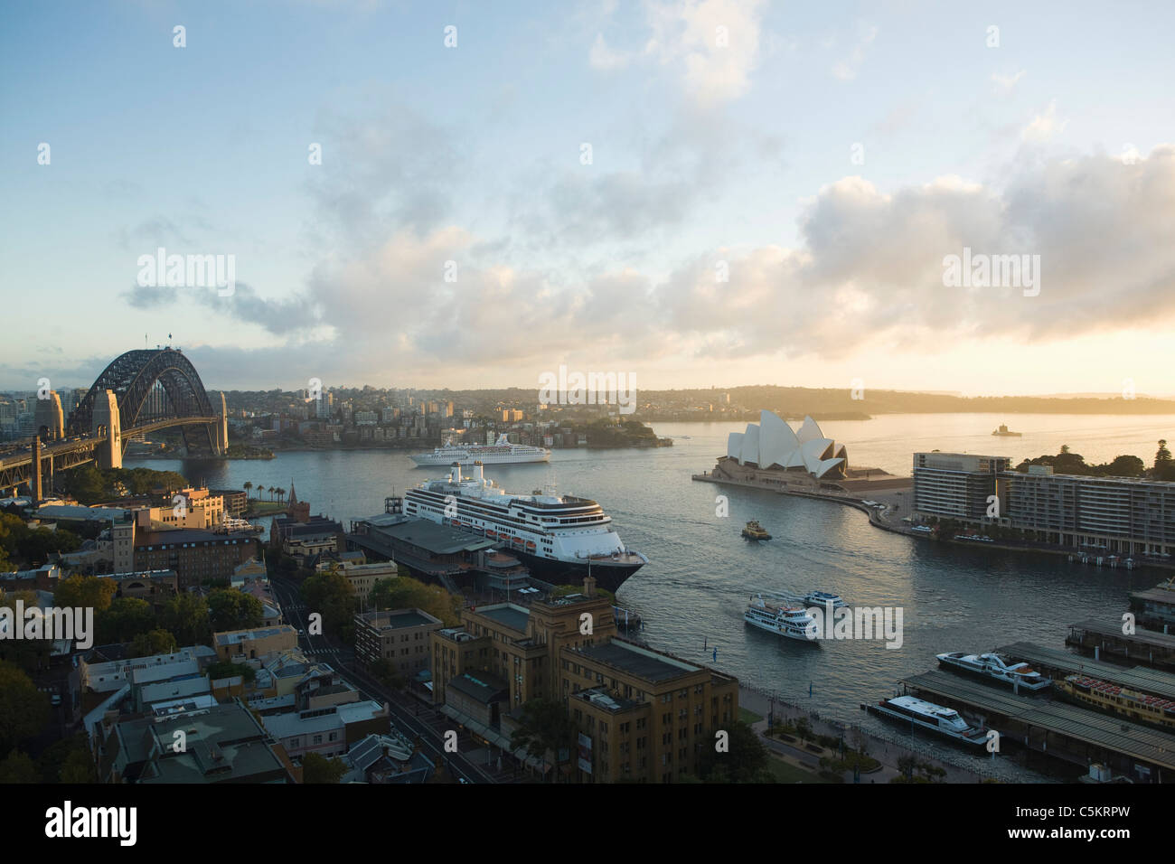 Blick auf den Hafen von Sydney aus hohen Aussichtspunkt im Hotel.  Sydney Bridge, Opera House, Kreuzfahrt Schiffe und Fähren.  Circular Quay Stockfoto