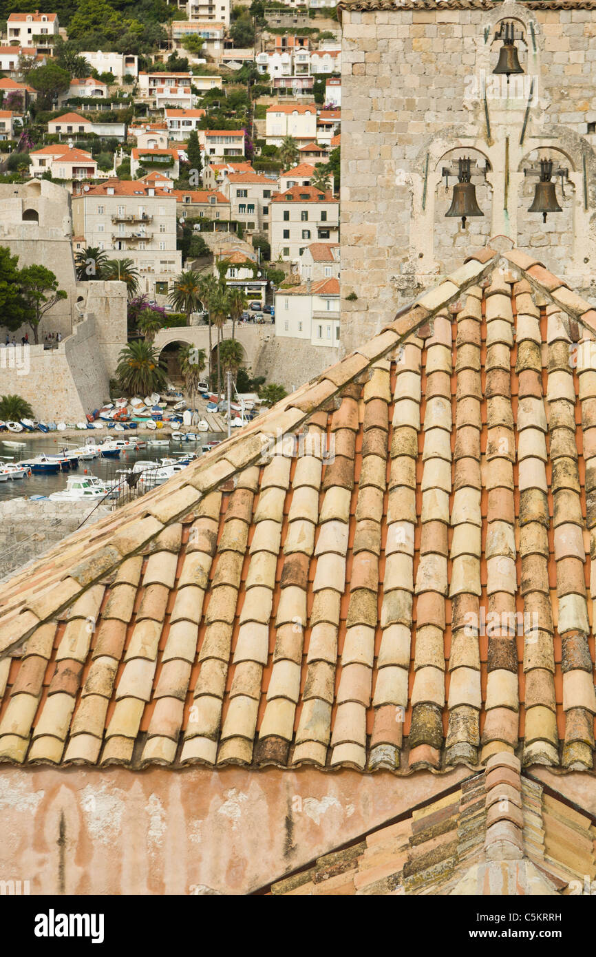 Blick über die roten Ziegel-Dächer in Stari Grad (alte Stadt) Dubrovnik aus Gradske Zidine (Stadtmauern).  Die gesamte Leitung von der Stockfoto