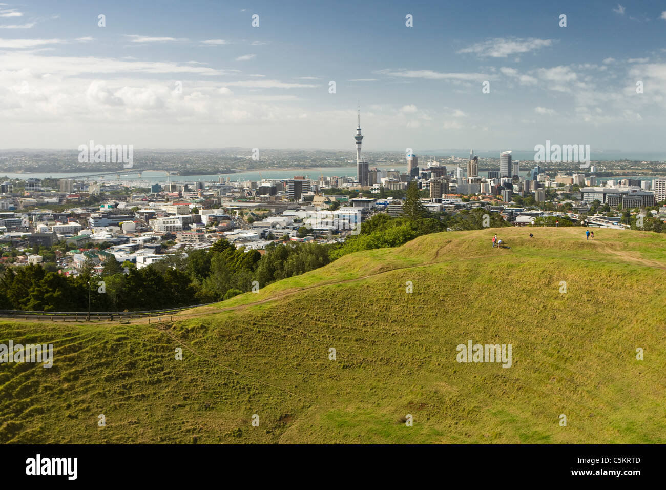Blick auf Auckland aus Mt. Eden.  Vulkankrater und Memorial in Stadtgrenzen.  Auckland, Neuseeland Stockfoto