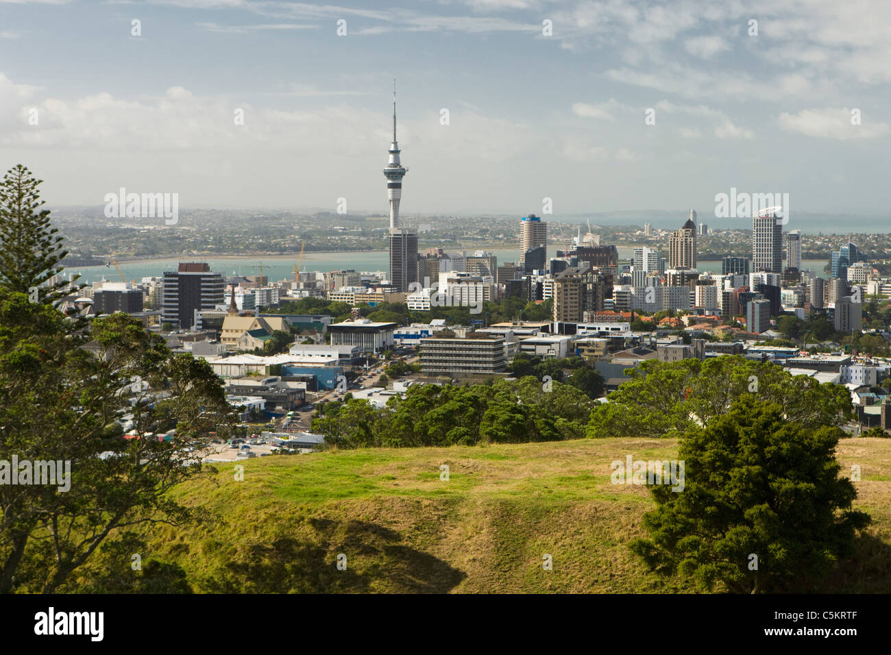 Blick auf Auckland aus Mt. Eden.  Vulkankrater und Memorial in Stadtgrenzen.  Auckland, Neuseeland Stockfoto