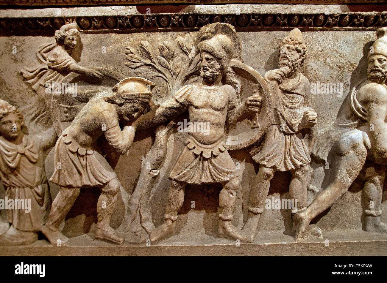 Römischer Sarkophag Aurelia Botania Demetria 2. II. Jahrhundert n. Chr. Aphrodite Paris, der von Menelaos besiegt wird, stellt Trojanische Kriegsszenen Odysseus dar Stockfoto