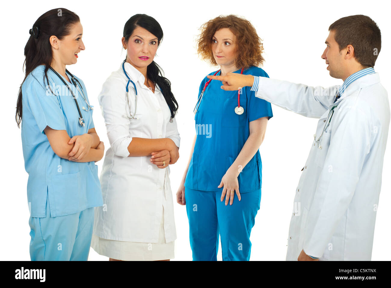 Ankläger männlichen Arzt auf seine Mannschaft und Frauen überraschen isoliert auf weißem Hintergrund Stockfoto