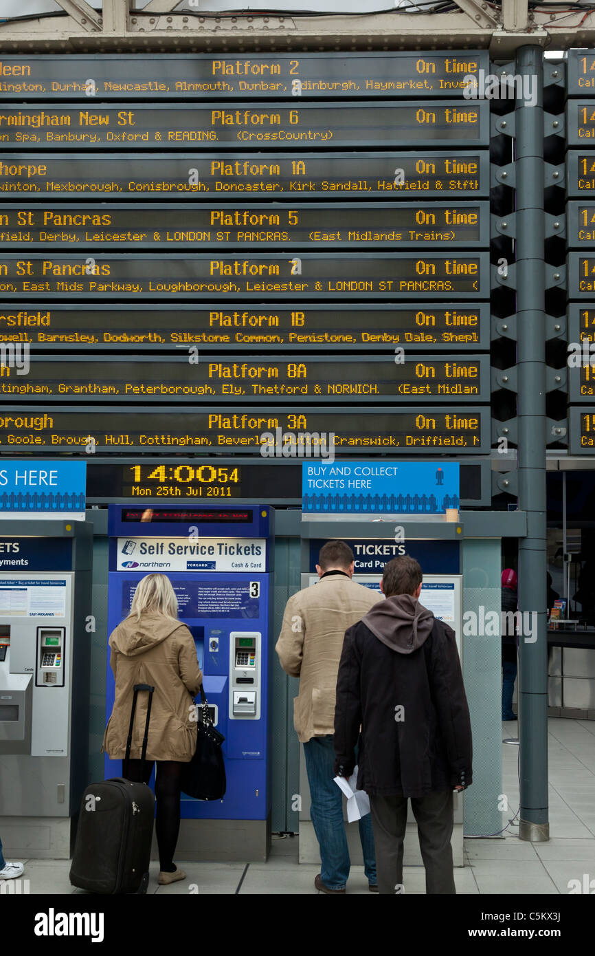 SB-Automaten und Informationstafel, Sheffield Midland Railway station Stockfoto
