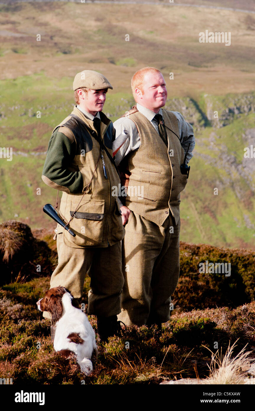 Zwei jungen Wildhüter Stand auf einem Yorkshire Grouse moor Stockfoto