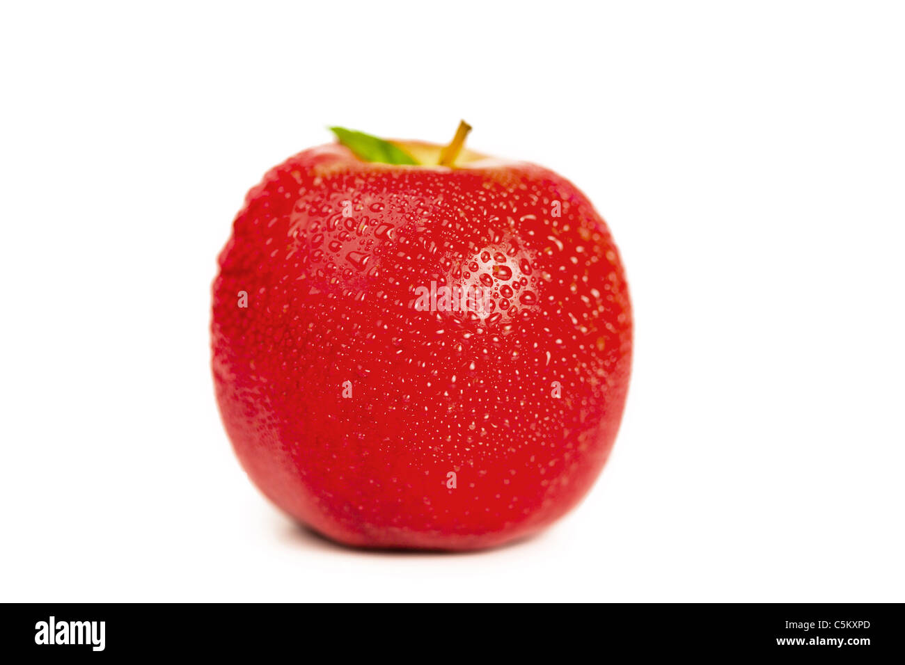 Nassen roten Apfel und Blätter Stockfoto
