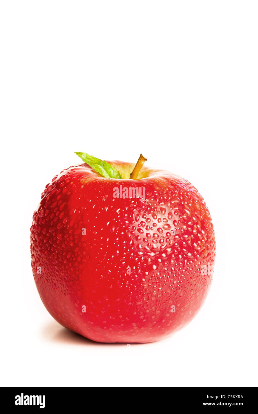 Nassen roten Apfel mit einem Blatt Stockfoto