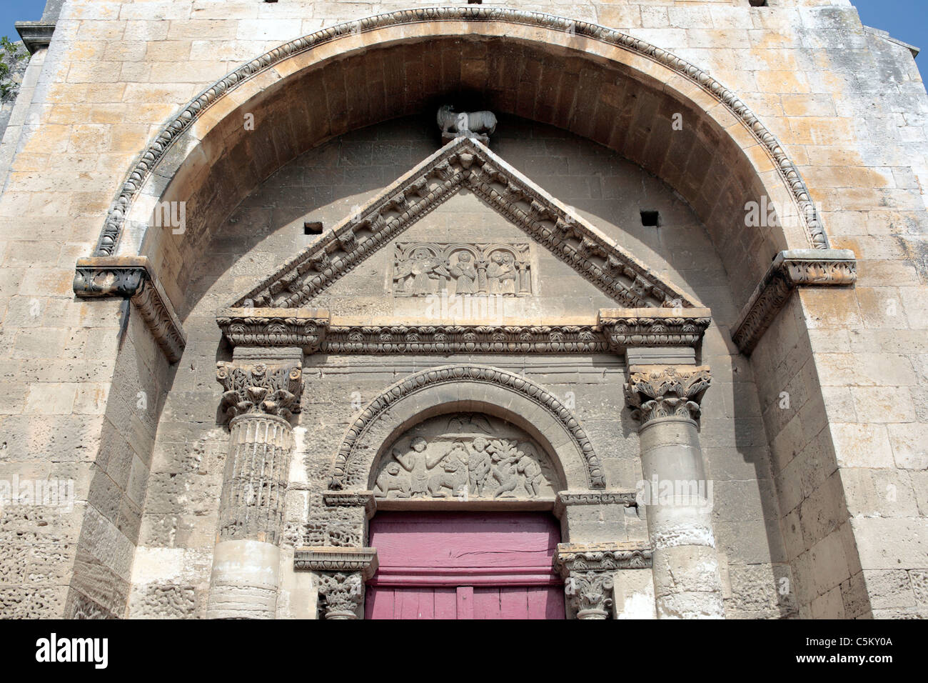 Portal der Kirche (12. Jahrhundert), Saint-Gabriel, Provence, Frankreich Stockfoto
