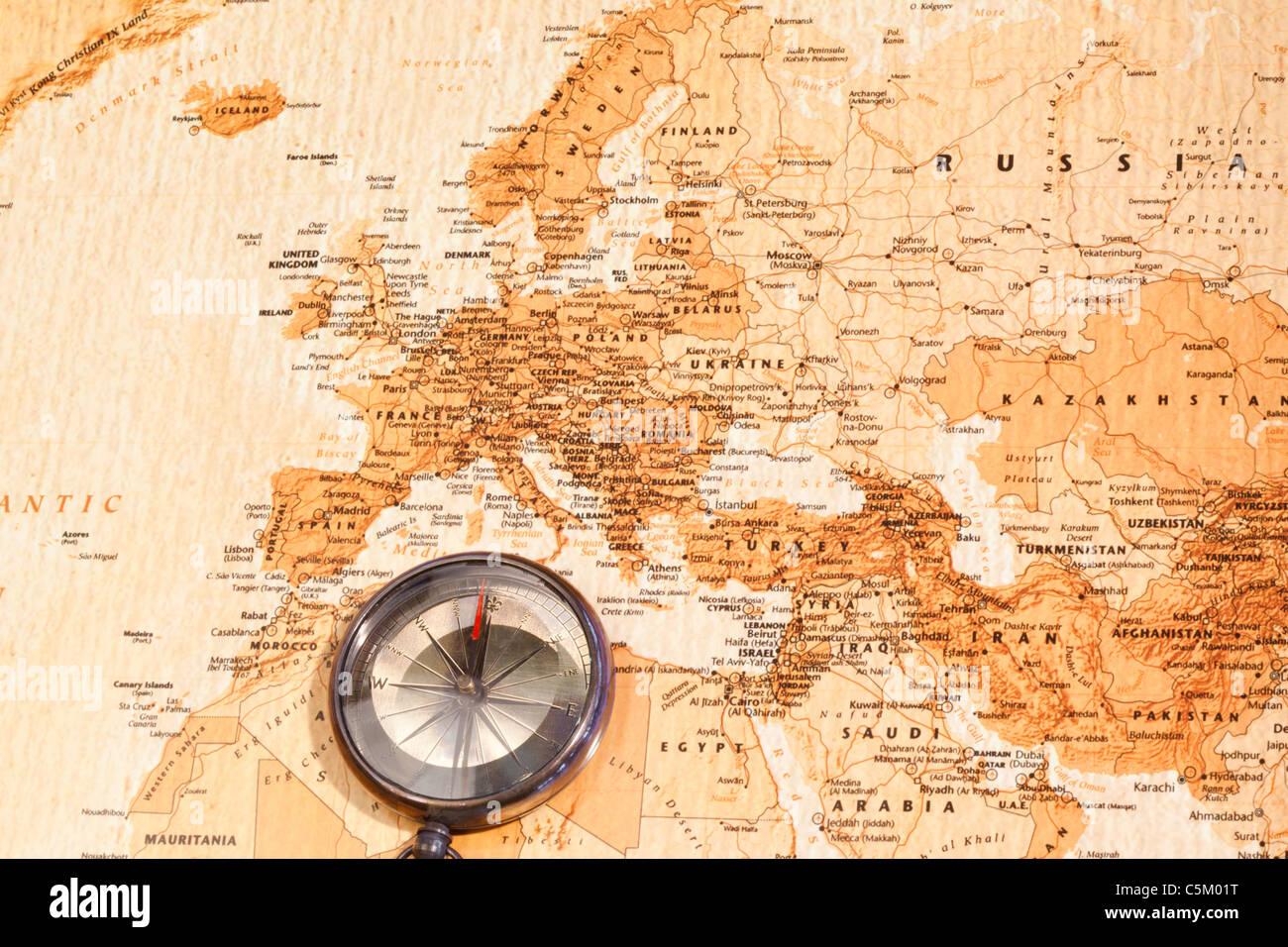 Weltkarte mit Kompass zeigt Europa und dem Nahen Osten Stockfoto