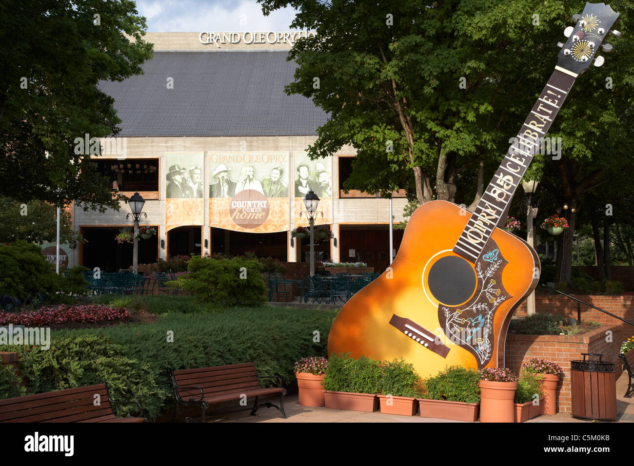 große Gitarre außerhalb Grand Ole Opry Hausbau Nashville Tennessee USA Stockfoto