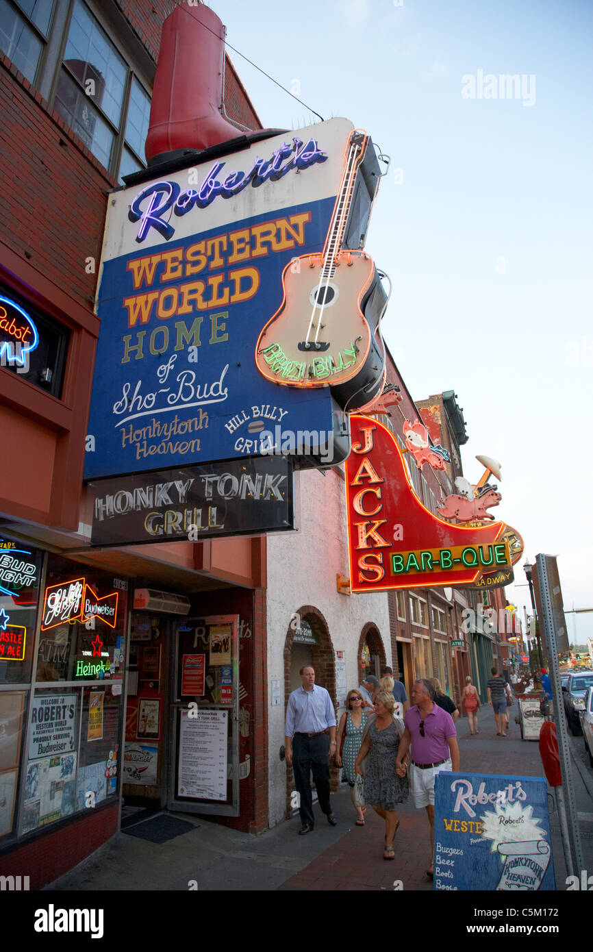 Honky Tonk und Jacks Bbq Geschäfte auf Broadway Innenstadt von Nashville Tennessee USA Stockfoto