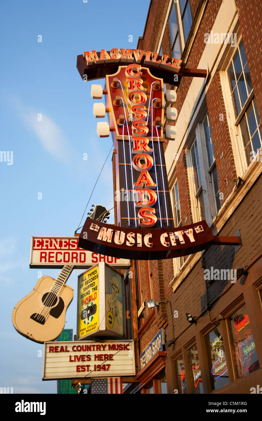 Musikstadt Nashville Kreuzung Ernest Tubbs Plattenladen auf Broadway Innenstadt von Nashville Tennessee USA Stockfoto