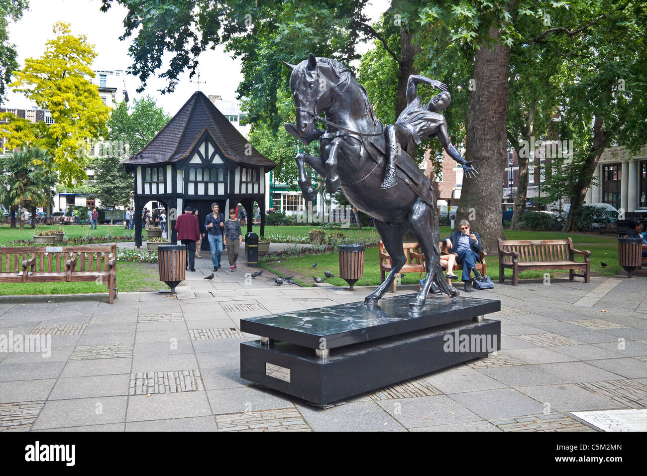 London, Soho Square mit die Bekehrung des Heiligen Paulus Skulptur Juli 2011 Stockfoto